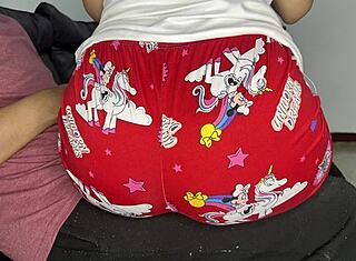 Hey, neden kucağıma oturuyorsun, masum üvey kızım, yemek yerken?