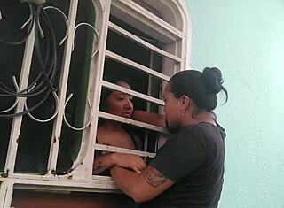 Calde brunette godono leccando sul ciglio della strada in pubblico