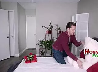 Naredimo V-Dan poseben, očka, tako sem pohotna za to trojko! - HornyFam