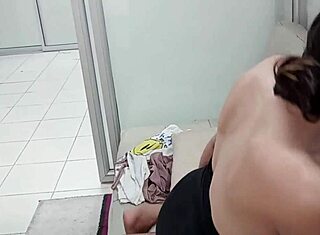 의붓자매에게 섹시한 옷 입혀서 야외 샤워 재미