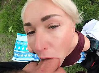 vruća plavuša duboko grli ogromni kurac u javnoj prirodi