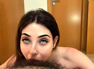 Ahh que asco tiene la polla muy peluda tengo que chupar la polla a mi padrastro el gordo para que me compre el nuevo iphone