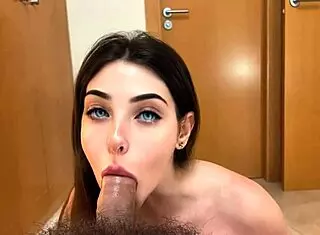 Ahh que asco tiene la polla muy peluda tengo que chupar la polla a mi padrastro el gordo para que me compre el nuevo iphone