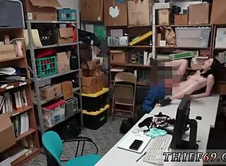 Policista chytí malou 18+ podezřelou v práci