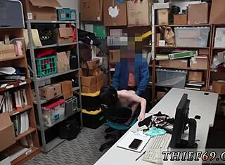 पुलिस ऑफिसर वर्क पर पेटाइट 18+ सस्पेक्ट को कैच करती है