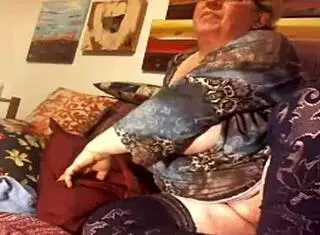 gorda madura masturbandose y ensenando su culo en cam