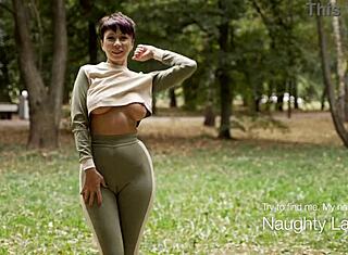 شوف ذاك الجمل توي وهي تلعب باللعبة في الهواء الطلق