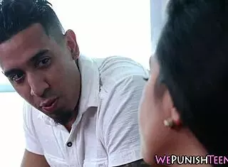 Fetiš mladinka 18+ dobi globoko v grlo in je zamašena v grobi BDSM vezavi