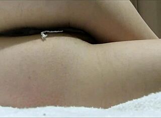 Ægte orgasme nærbillede med våd pulserende fisse under menstruationstrang