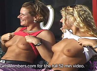 Dva nejlepší kamarádi blýskají v fast foodu a zaměstnanec blýskne zpět