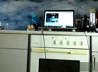 i tease with my naughty booty on webcam