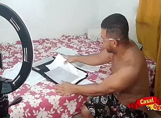 Fui ajudar meu padrasto no trabalho de escritório e levei na buceta