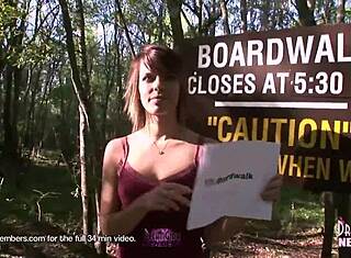 jestem zachwycony patrząc na tę drobną 18+ studentkę rozbierającą się nago w parku