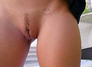 Jules Jordan παρουσιάζει την 18χρονη με μεγάλο κώλο Mila Monet στο ντεμπούτο της με βαθιά πίπα και λιπαρή γαμήσι στο στόμα!