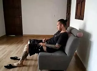 Encontré a mi sobrino masturbándome cuando salía del baño