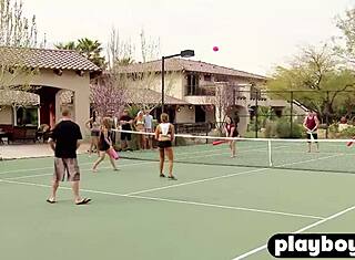 pasangan swinger seksi ngentot dengan pasangan lain di orgi