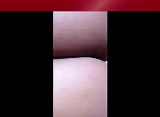 Mladá nezvládne obří kouř v analu, bolest