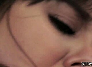 Solová tínedžerka 18+ sténajúca pri súťaži v gloryhole