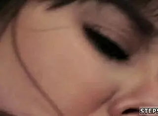 Osamělá mladá holka sténá u gloryhole soutěže