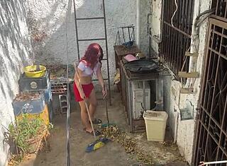 Non ho resistito alla sua gonna, ho dovuto prendere il culo della figliastra a pecorina, sai?