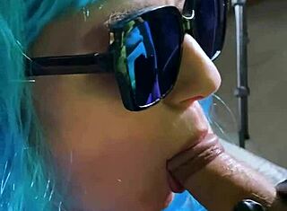 Seksi MILF nosila naočare kada je dobila solidnu količinu sperme na njih posle faciala