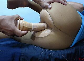 Wil je zien hoe deze Latijnse slet een dildo diep in haar kont neemt?