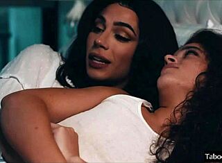 Красивая транссексуалка трахает женщину в жарком свидании