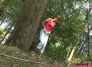 Dünne Milf Macht Dreier Mmf Im Wald Mit Sperma In Den Mund Spritzen