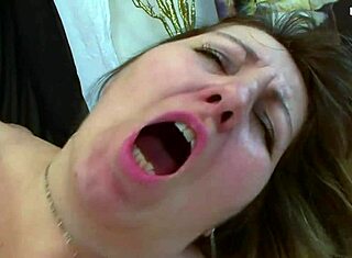 Пусито й се разтяга широко, но циците й предизвикват мигновена еякулация