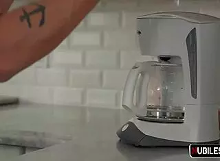 Minxx Marii demands copulation