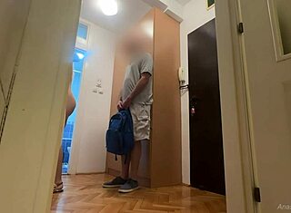 Pofukala sem sladkega dostavljavca, medtem ko je mož zunaj. Moj skrivni seks dnevnik razkrije vse!