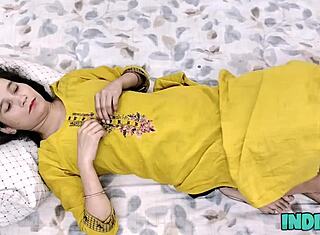 भारतीय पत्नी पति के विशाल लंड पर जोर से चूतती है अंतरंग सेक्स में