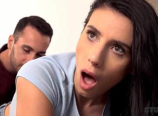 Trenger den søte romkameraten hjelp til å komme på sofaen?