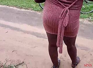 오콘크워, 자전거 리프트 후 야외에서 마을 슬레이 퀸과 섹스