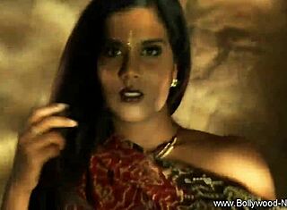 इंडियन लवर ब्रूनेट मिल्फ को स्ट्रिप और सेड्यूस करता है पैशनेट एनकाउंटर में