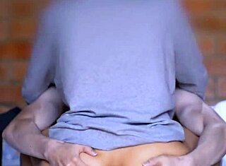 Sjenert stedatter forfører stedfar med forbudt blikk, inviterer ham til å krysse grensen!