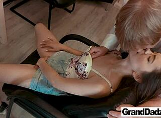 Kadeřník bez kondomu ohýbá těsného mladého chlapa pro syrový pesí styl