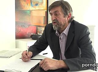 Nevinná dievka zvodena a vrtaná starším hardcore mentorom