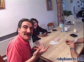 फ्रांसिस्का की बड़ी क्लिट दो लड़कों से टेक ऑन करती है। रोबी बियान्की डायरेक्ट करता है।