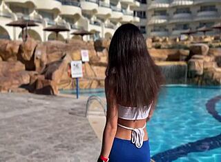 Hotelová masérka mi dává divokou masáž s šťastným koncem!