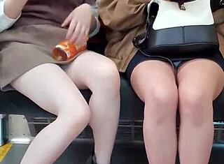 日本可爱妹子火车上挑逗露底秀