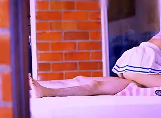 El Amigo Con Su Voz Intensa Y Sus Abrazos Fuertes Era Un Refugio Para La Hijastra En El C�lido Cuarto Del Apartamento