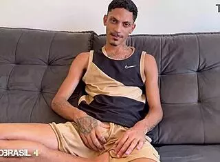 novinho dotado masturbates his monster cock 😏