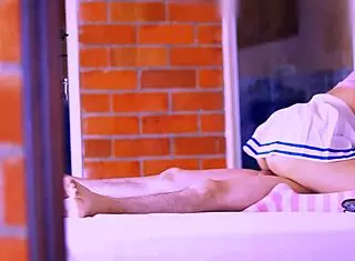 El Amigo Con Su Voz Intensa Y Sus Abrazos Fuertes Era Un Refugio Para La Hijastra En El C�lido Cuarto Del Apartamento