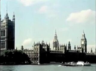 חברי חדר וינטג' משתוללים בחדר מגורים רטרו