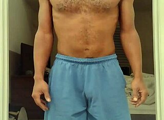 רזה שחורה מוצצת אצבעות רגליים לאבא בעבודה