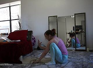 Μάθημα γιόγκα 364 με χαριτωμένη ευρωπαϊκή μπέιμπι