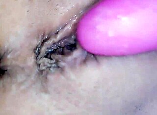 チリのコロンビア美女がデカクリとジューシーなマンコで挑発！