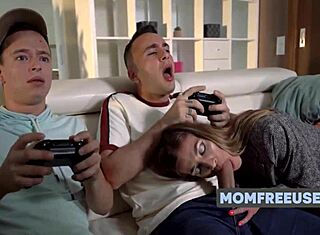 프리유즈 쌍둥이 MILF가 운 좋은 의붓아들에게 언제든 섹스 제공