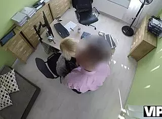 Vip4k blondes fraulein hat sex fur bargeld mit hubschen kredit-agent